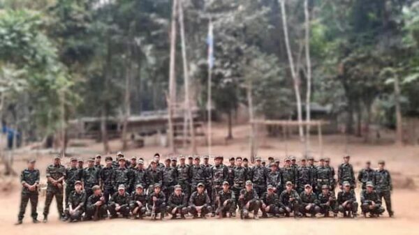 (ပလက်၀ CDF မှ ရဲဘော်များအား တွေ့ရစဥ်)