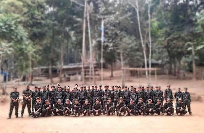 (ပလက်၀ CDF မှ ရဲဘော်များအား တွေ့ရစဥ်)