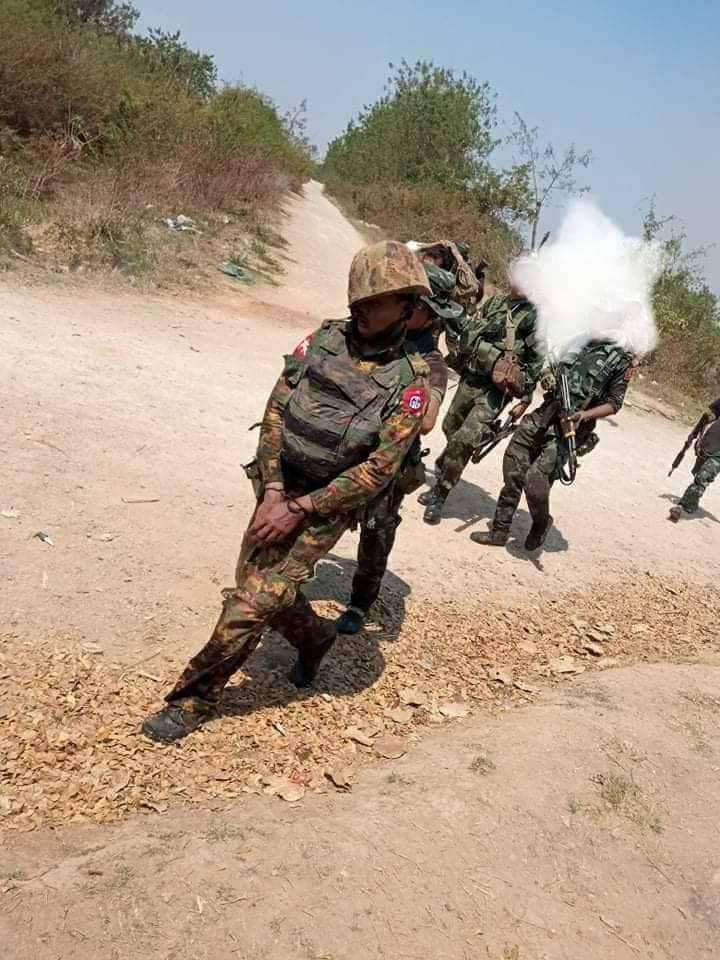 (စစ်ကောင်စီတပ်ထံမှ ကရင်နီဒေသကာကွယ်ရေးတပ်များသိမ်းဆည်းရမိသောလက်နက်ခဲယမ်းများ ၊စစ်သုံ့ပန်းများ၊CDMစစ်သားများနှင့် KNDFတပ်ဖွဲ့ဝင်များ။ဓါတ်ပုံ-KNDF)