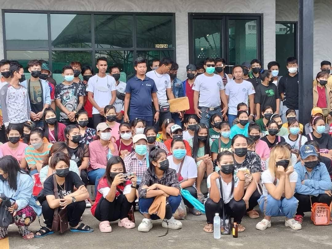 အလုပ်ထုတ်ခံရမှုကြောင့် ဆန္ဒပြတောင်းဆိုနေသော မြန်မာလုပ်သားများအား တွေ့ရစဥ်၊ ဓာတ်ပုံ- Ye Min/FB