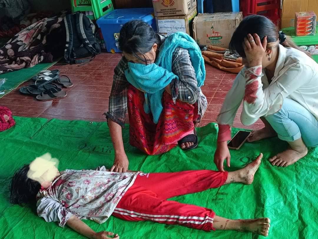 (ယနေ့ နံနက်ပိုင်း စစ်ကောင်စီတပ် ပစ်ခတ်မှုကြောင့် သေဆုံး၊ဒဏ်ရာရရှိသူများနှင့် မွေတော်ဘုရား ကျောင်းဆောင်အား တွေ့ရစဉ်၊ ဓာတ်ပုံ - ကရင်နီစစ်ဘေးရှောင် ကူညီစောင့်ရှောက်ရေးကွန်ရက်၊ PKPF)