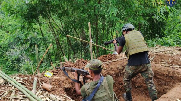 (ကော်ဘရာစစ်သည်များကို ရှေ့တန်းတစ်နေရာ၌ တွေ့ရစဥ်၊ ဓာတ်ပုံ - Cobra Column)