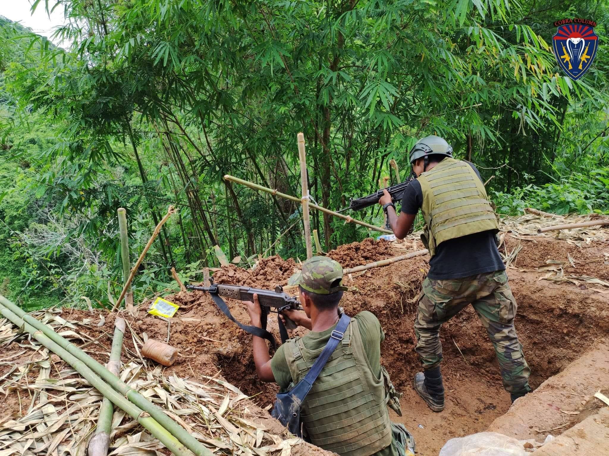 (ကော်ဘရာစစ်သည်များကို ရှေ့တန်းတစ်နေရာ၌ တွေ့ရစဥ်၊ ဓာတ်ပုံ - Cobra Column)