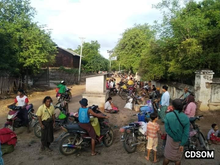 ထွက်ပြေးတိမ်းရှောင်နေရသည့် ပြည်သူများအား တွေ့ရစဉ်၊ ဓာတ်ပုံ-မြောင် CDSOM