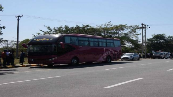 (စစ်ကောင်စီ၏ ဦးပိုင်ကုမ္ပဏီပိုင် ရွှေမန်းသူခရီးသည်တင်ယာဥ်တစ်စီးအား တွေ့ရစဥ်။ဓာတ်ပုံ - CJ)