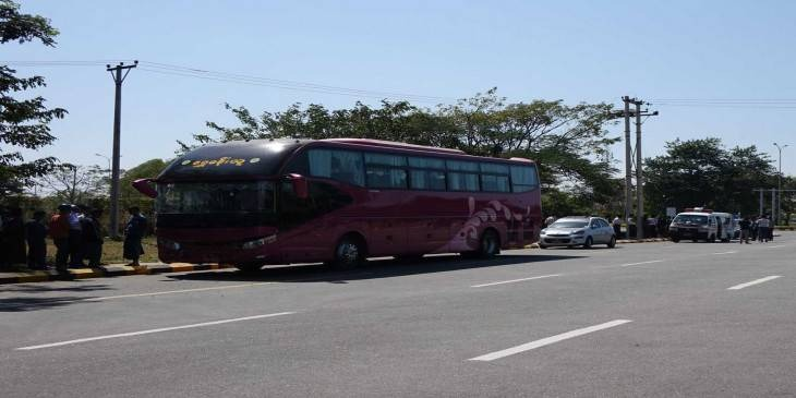 (စစ်ကောင်စီ၏ ဦးပိုင်ကုမ္ပဏီပိုင် ရွှေမန်းသူခရီးသည်တင်ယာဥ်တစ်စီးအား တွေ့ရစဥ်။ဓာတ်ပုံ - CJ)