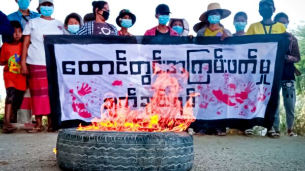 (အကျဥ်းထောင်များရှိ မတရားဖမ်းဆီးခံရသူများ ဖိနှိပ်ခံနေရမှုနှင့် ရှုတ်ချကြောင်း လက်ပံတောင်းတောင်ဒေသပင်မသပိတ်က ချီတက်ဆန္ဒပြနေသည်ကို ဧပြီ ၄ရက်က တွေ့ရစဥ်၊ ဓာတ်ပုံ - လက်ပံတောင်းတောင်ဒေသပင်မသပိတ်)