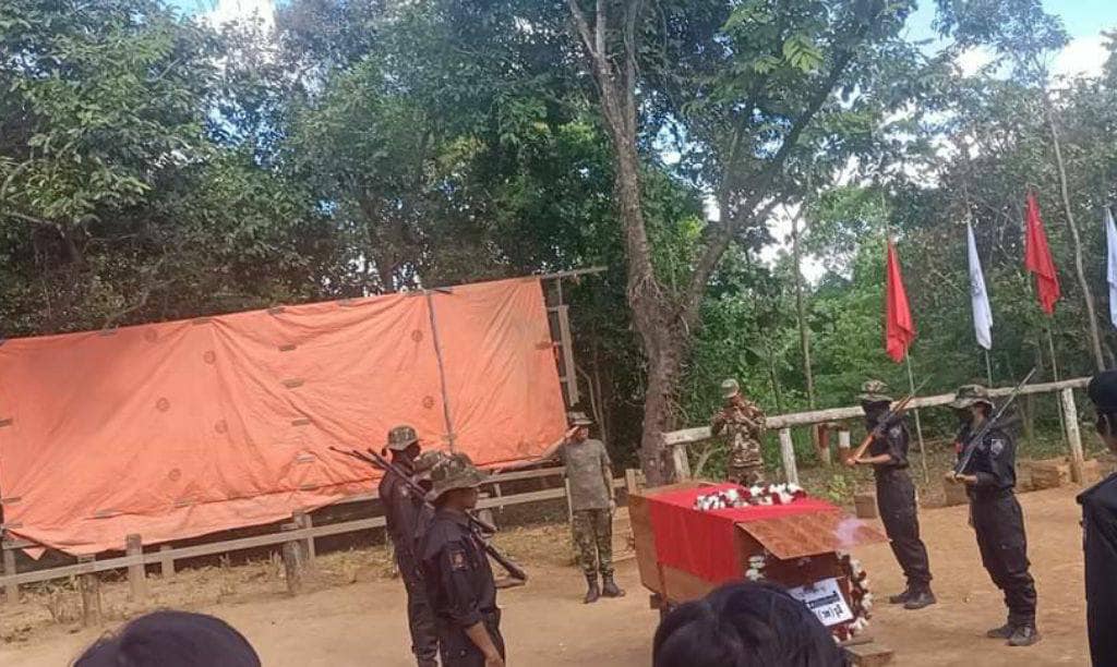 (ကျဆုံး ပြည်သူ့ရဲဘော်အား သင်္ဂြိုလ်နေစဥ်- ကလေးမြို့နယ်- ပကဖ)