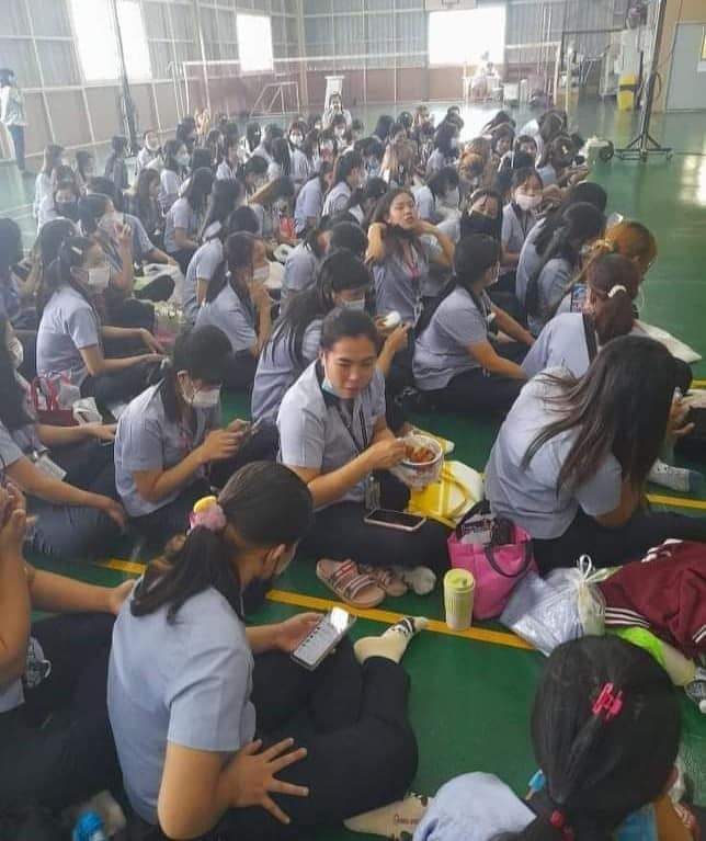 (အလုပ်မှ ထုတ်ပယ်ခံရသည့် မြန်မာလုပ်သားတွေအပါအဝင် စက်ရုံလုပ်သားတွေကို တွေ့ရစဥ်၊ဓာတ်ပုံ - Ye Min/FB)