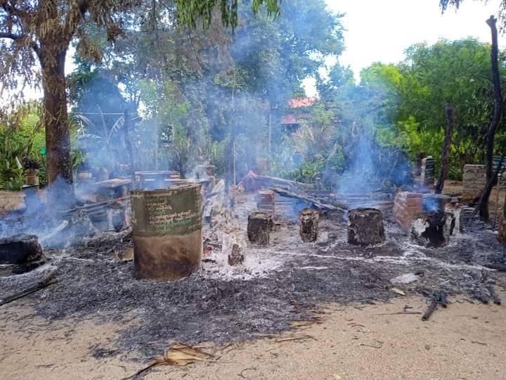 အောင်သာရွာဘုန်းကြီးကျောင်းအတွင်း စစ်တပ်က မီးရှို့ဖျက်ဆီးသွားပြီးနောက် တွေ့ရစဥ်။ ဓာတ်ပုံ-ဘုတလင်မြို့နယ် သတင်းမှန်ပြန်ကြားရေး