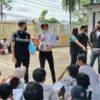 အလုပ်ထုတ်ခံရသော မြန်မာလုပ်သားများအား AAC နှင့် ထိုင်းအာဏာပိုင်များက ‌တွေ့ဆုံစစ်ဆေးနေစဥ်၊ ဓာတ်ပုံ- Ye Min/FB