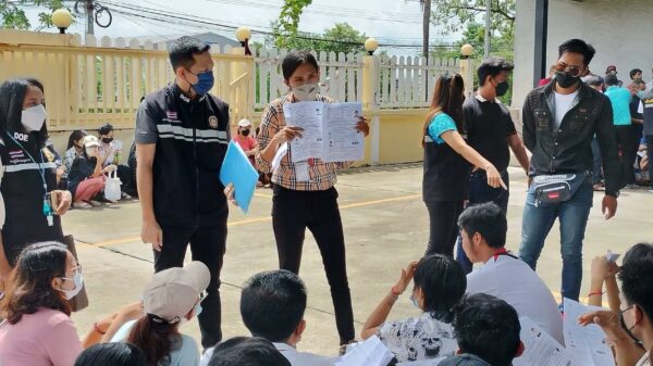 အလုပ်ထုတ်ခံရသော မြန်မာလုပ်သားများအား AAC နှင့် ထိုင်းအာဏာပိုင်များက ‌တွေ့ဆုံစစ်ဆေးနေစဥ်၊ ဓာတ်ပုံ- Ye Min/FB