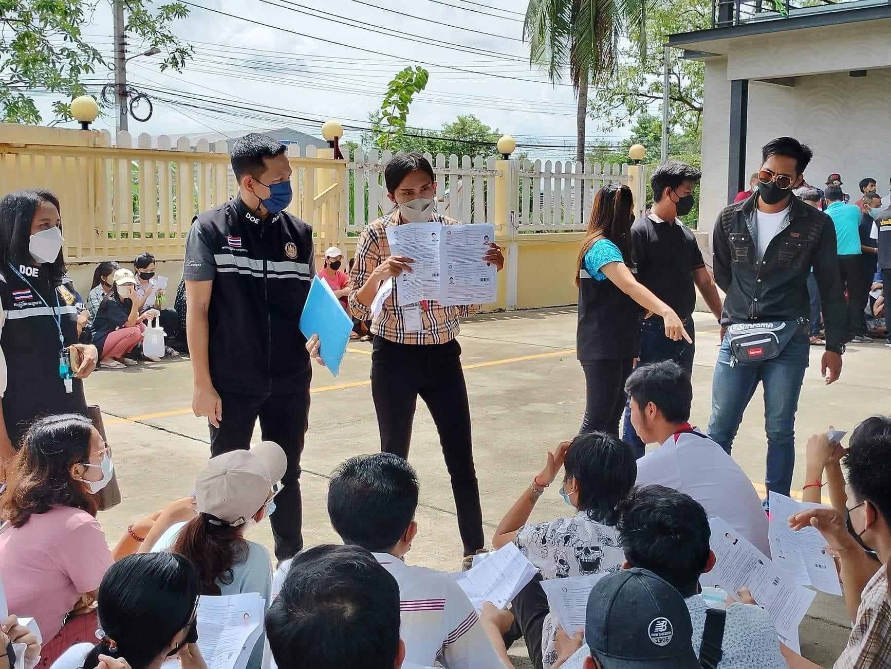 အလုပ်ထုတ်ခံရသော မြန်မာလုပ်သားများအား AAC နှင့် ထိုင်းအာဏာပိုင်များက ‌တွေ့ဆုံစစ်ဆေးနေစဥ်၊ ဓာတ်ပုံ- Ye Min/FB