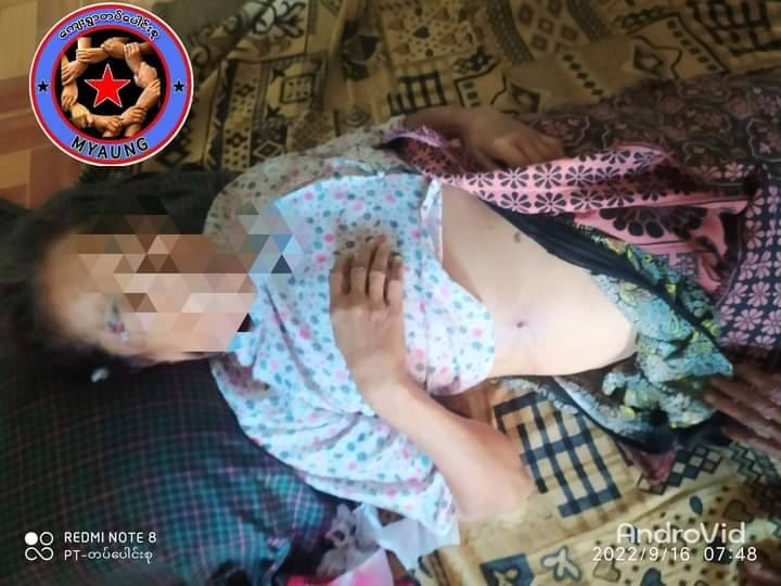 လက်နက်ကြီးထိမှန်သေဆုံးခဲ့သောအဘွားအိုအားတွေ့ရစဥ် ၊ဓာတ်ပုံ-ကျေးရွာတပ်ပေါင်းစု