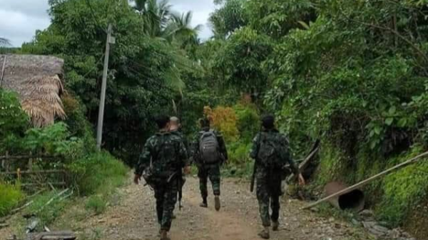 (ပုလောပြည်သူကာကွယ်ရေးတပ်မတော်မှ တပ်ဖွဲ့ဝင်အချို့အားတွေ့ရစဥ်)
