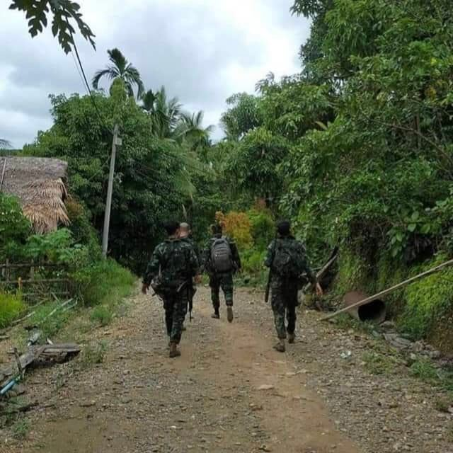 (ပုလောပြည်သူကာကွယ်ရေးတပ်မတော်မှ တပ်ဖွဲ့ဝင်အချို့အားတွေ့ရစဥ်)