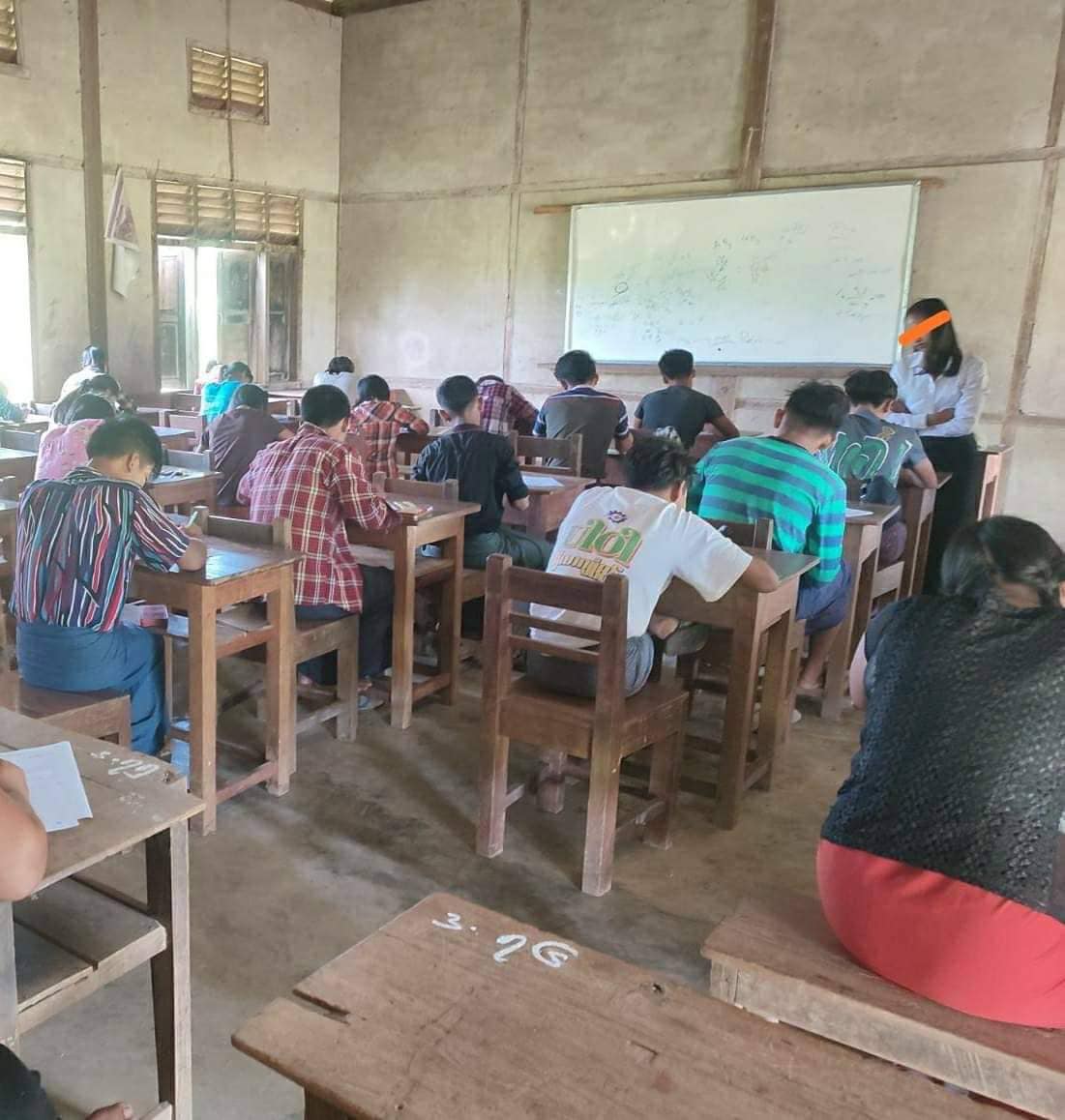 (စာမေးပွဲဝင်ရောက်ဖြေသူနေသူများအား တွေ့ရစဉ်)