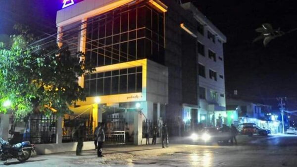 (မူဆယ်မြို့ရှိ KBZ ဘဏ်ခွဲတစ်ခုအား တွေ့ရစဉ်၊ဓာတ်ပုံ - CJ)