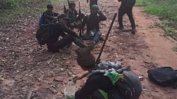 (PPDF တပ်ဖွဲ့ဝင်များအား တွေ့ရစဉ်)