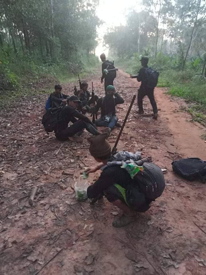 (PPDF တပ်ဖွဲ့ဝင်များအား တွေ့ရစဉ်)