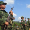 (ရက္ခိုင့်တပ်တော်(AA)မှ ရဲဘော်များအား တွေ့ရစဥ်)