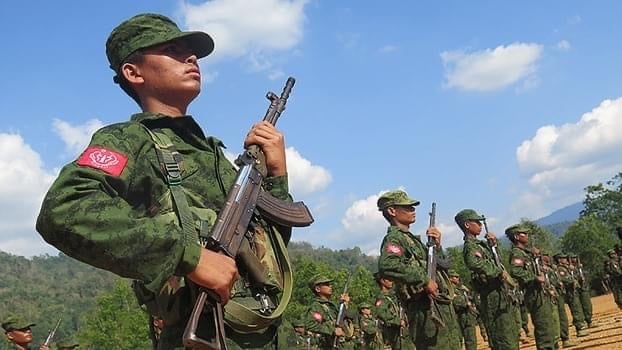 (ရက္ခိုင့်တပ်တော်(AA)မှ ရဲဘော်များအား တွေ့ရစဥ်)