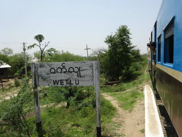 (ဝက်လူး​ကျေးရွာဆိုင်းဘုတ်ကို​တွေ့ရစဥ်။ဓါတ်ပုံ-CJ)