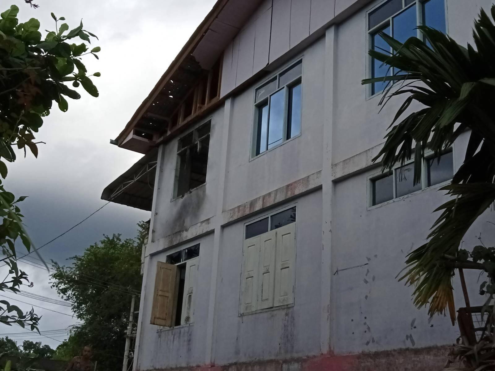 စစ်တပ်ကပစ်တဲ့လက်နက်ကြီး ဘုန်းကြီးကျောင်းဝင်းထဲကျပြီး နှစ်ဦးဒဏ်ရာရ