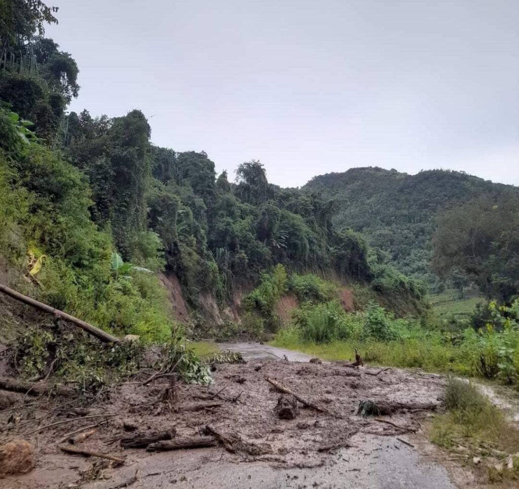 မြေပြိုနေမှု မြင်ကွင်းအား တွေ့ရစဉ်၊ ဓာတ်ပုံ - CJ