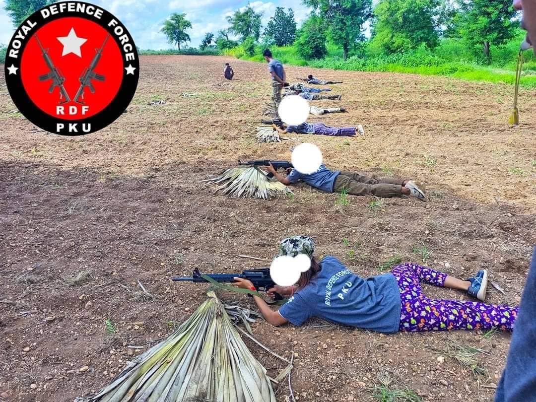 (RDF(PKU)တပ်ဖွဲ့ဝင်များ စစ်ရေးလေးကျင့်နေစဥ်)