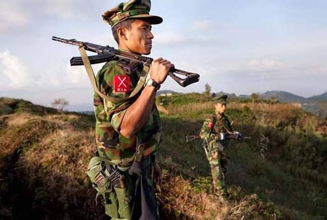 (KIAမှ ရဲဘော်များအား ရှေ့တန်းတစ်နေရာ၌ တွေ့ရစဥ်)