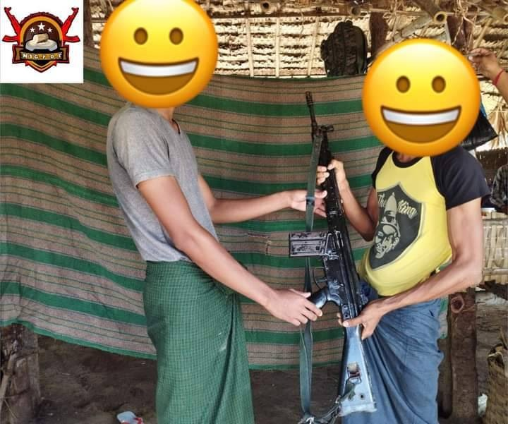 CDMဝင်လာသော ရဲတပ်သားက လက်နက်နှင့်ကျည်များအပ်နှံနေစဥ်၊ ဓာတ်ပုံ - မြိုင်(ပကဖ)