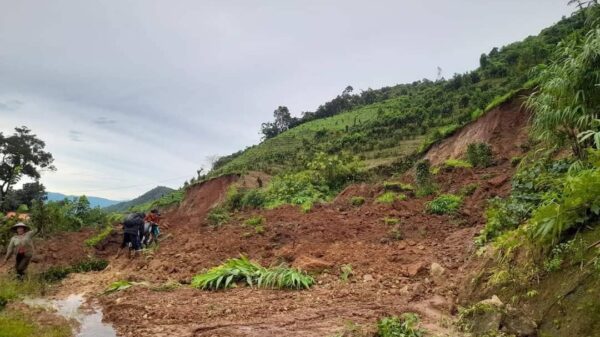 မြေပြိုနေမှု မြင်ကွင်းအား တွေ့ရစဉ်၊ ဓာတ်ပုံ - CJ