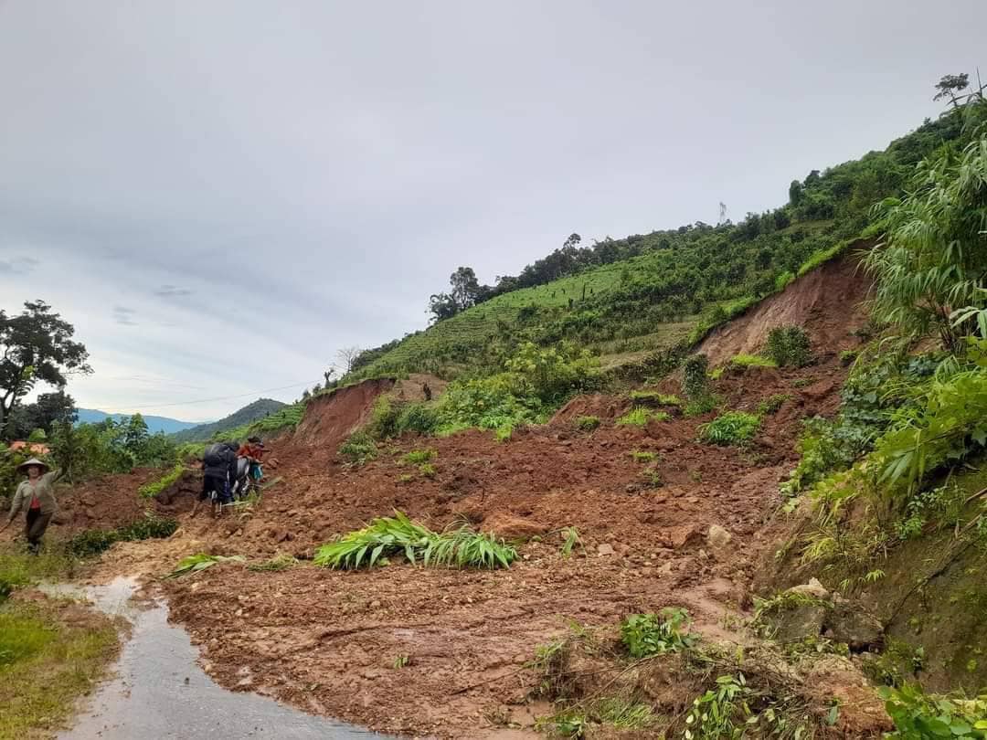 မြေပြိုနေမှု မြင်ကွင်းအား တွေ့ရစဉ်၊ ဓာတ်ပုံ - CJ