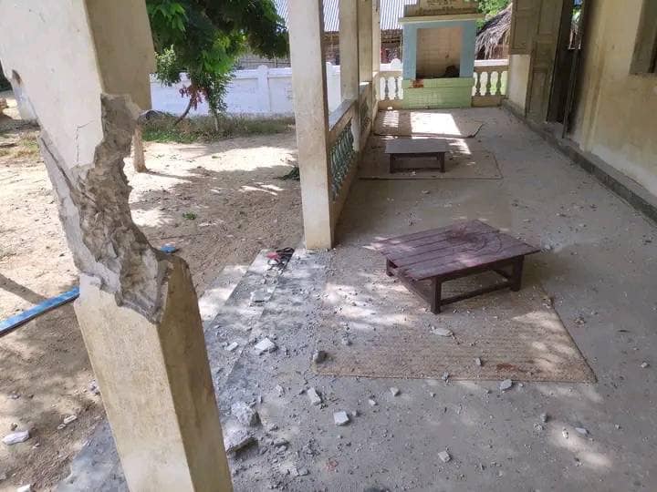 (ယဉ်ကျေးမှုသင်တန်းကျောင်းအတွင်း လက်နက်ကြီးများဖြင့် ပစ်ခတ်ခံရမှုကြောင့် ထိခိုက်ဒဏ်ရာရသွားသော ကလေးငယ်များနှင့် ပျက်စီးမှုများအား တွေ့ရစဥ်၊ ဓာတ်ပုံ- - ပဲယင်းမြို့နယ်စစ်ရှောင်ထောက်ပံ့ရေး)
