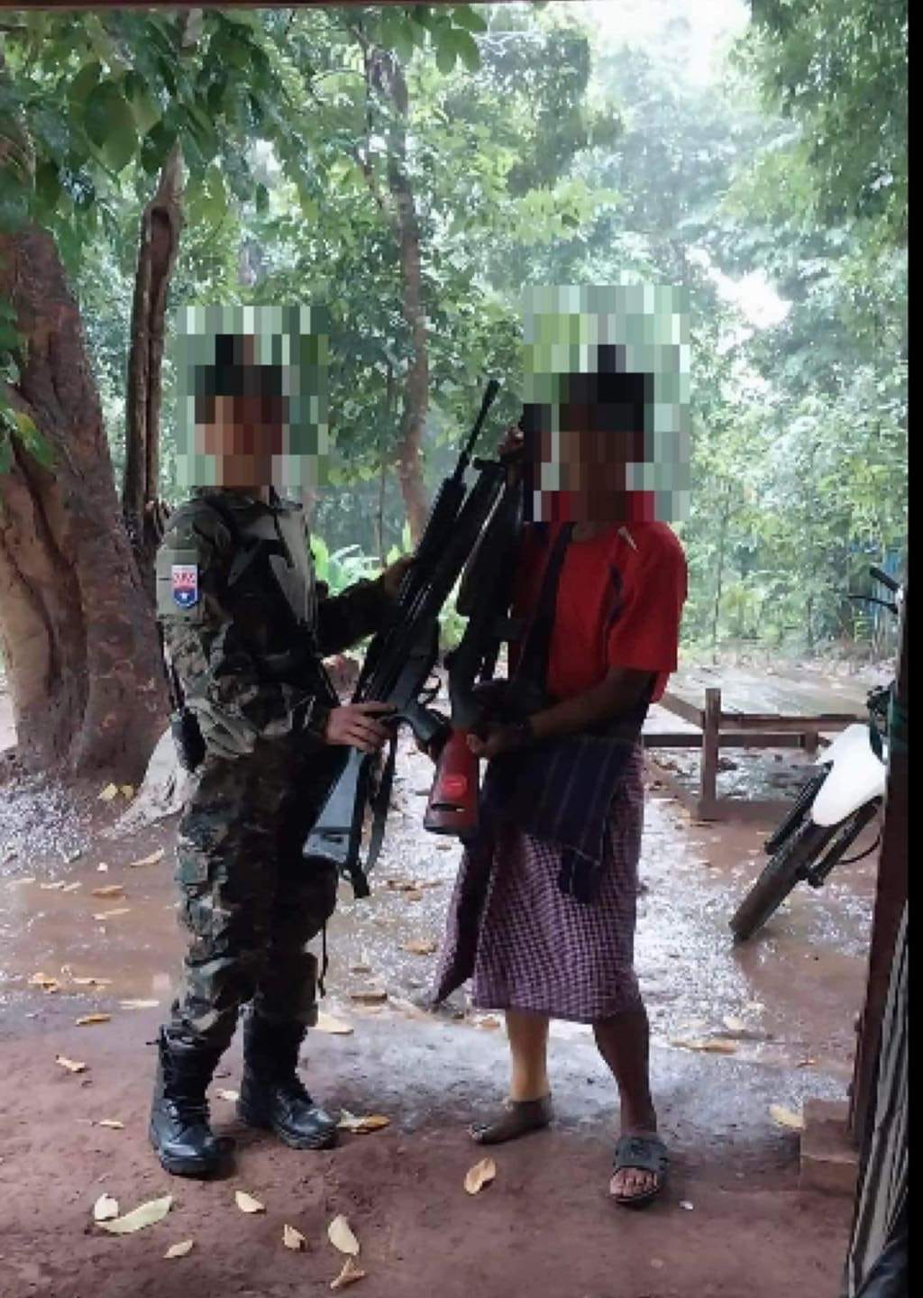 BGFထဲကသားနှစ်ဦးကိုစည်းရုံးမရလို့ သားတွေလက်နက်ခဲယမ်းတွေကိုKNUကိုလာအပ်တဲ့ဖခင်(ဓါတ်ပုံ-KNU Mutraw News)