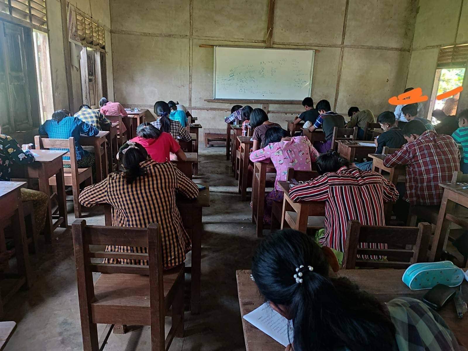 (စာမေးပွဲဝင်ရောက်ဖြေသူနေသူများအား တွေ့ရစဉ်)