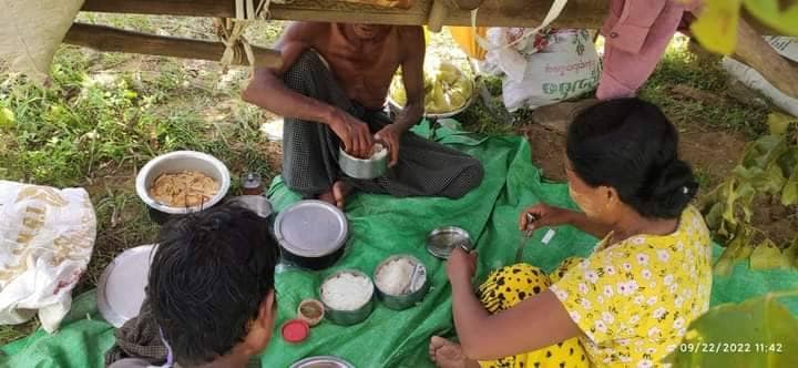 (ထွက်ပြေးတိမ်းရှောင်လာသည့်မီးနေသည်နှင့်ပြည်သူများ။ ဓာတ်ပုံ-ခင်ဦးမြို့နယ်သတင်းမှန်ပြန်ကြားရေး)