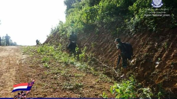 (KNU တပ်မဟာ ၅ မှ တပ်ဖွဲ့ဝင်များ ။ဓါတ်ပုံ-KNU)
