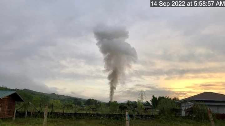လက်နက်ကြီး ကျရောက်ပေါက်ကွဲသည့် နေရာကို ဒေသခံတစ်ဦးက မှတ်တမ်းရိုက်ကူးထားစဉ်။ဓာတ်ပုံ - CJ