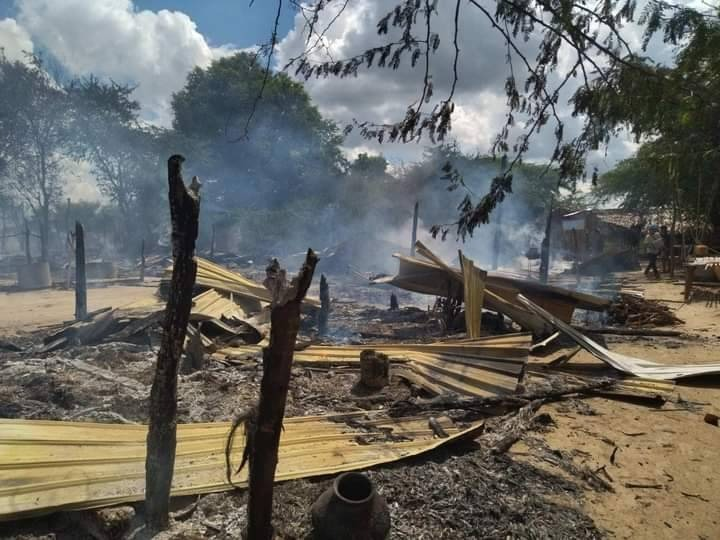 (မီးရှို့ဖျက်ဆီးခံရသော ဒီပဲယင်းကွဲကျေးရွာ လူနေအိမ်များအား တွေ့ရစဥ်။ဓာတ်ပုံ-စစ်ကိုင်းမြို့နယ် သတင်းမှန်ပြန်ကြားရေး)