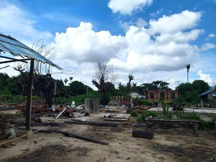 (အင်းပတ်ကျေးရွာအား စစ်ကောင်စီတပ်က ဝင်ရောက်ဖျက်ဆီးမီးရှို့သွားပြီးနောက် တွေ့ရစဥ်၊ဓာတ်ပုံ-ခင်ဦးမြို့နယ်သတင်းမှန်ပြန်ကြားရေး)