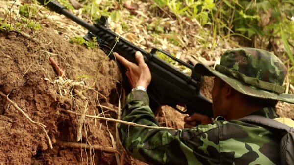 (KNU တပ်သားတစ်ဦးအား ရှေ့တန်းတစ်နေရာ၌ တွေ့ရစဉ်၊ ဓာတ်ပုံ - KNU)