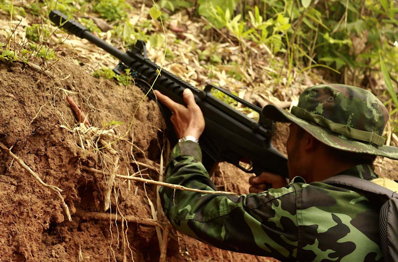 (KNU တပ်သားတစ်ဦးအား ရှေ့တန်းတစ်နေရာ၌ တွေ့ရစဉ်၊ ဓာတ်ပုံ - KNU)