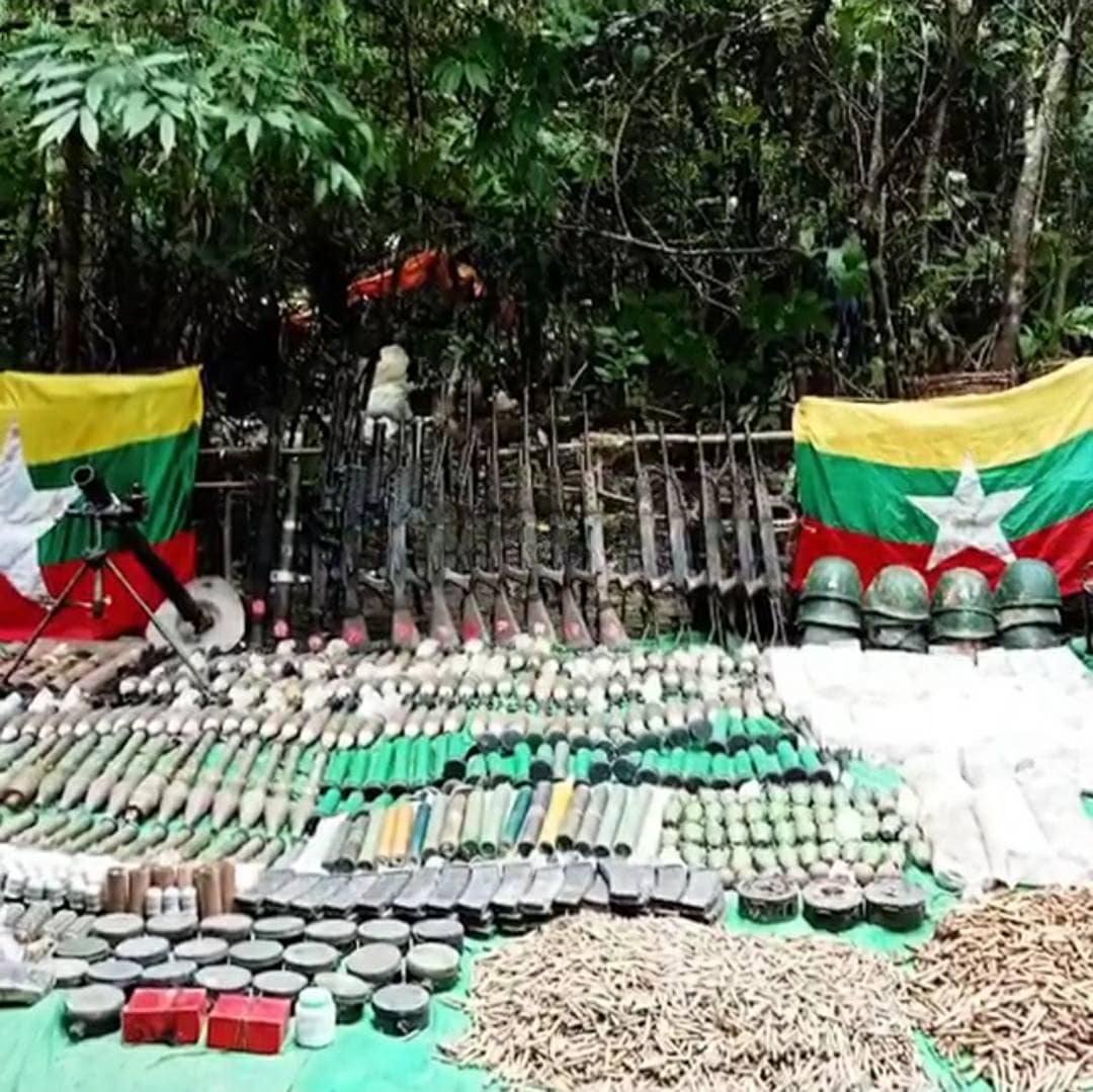 (ရှမ်းပြည်နယ် မိုးဗြဲနှင့် ရခိုင်ပြည်နယ် မောင်တောတိုက်ပွဲတွင် စစ်ကောင်စီတပ်ထံမှ သိမ်းဆည်းရမိသော လက်နက်ခဲယမ်းများအား တွေ့ရစဥ်၊ ဓာတ်ပုံ - AA၊KNDF)