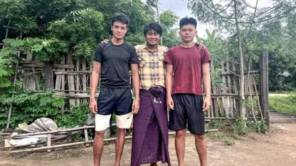 (ထွက်ပြေးလွတ်မြောက်လာသည့် PDFရဲဘော်နှစ်ဦး(ဘယ်နှင့်ညာ)၊ ဓာတ်ပုံ-Zayar Lwin/FB)