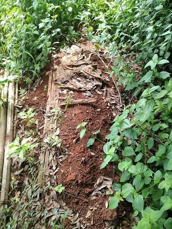 (ထီးပေါ်ဆိုကျေးရွာတွင် မိုင်းဆွဲခံရသည့် အကြမ်းဖက်စစ်ကောင်စီ ကားနှင့် စစ်ကောင်စီတပ် သား အလောင်းနှင့် သက်သေခံကဒ် ပြားများဖြစ်သည်။ဓာတ်ပုံ - KA)