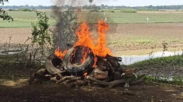 ကျဆုံးခဲ့သော ဗိုလ်စနေအား မီးသင်္ဂြိုလ်ခဲ့စဥ်၊ဓာတ်ပုံ-MUA