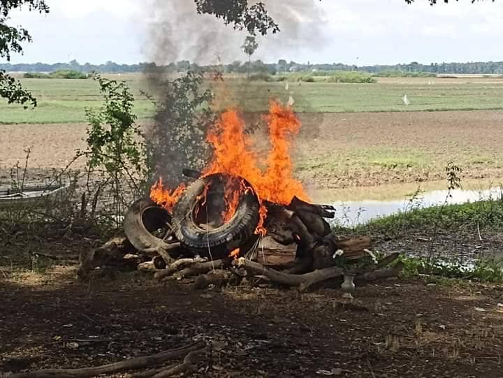 ကျဆုံးခဲ့သော ဗိုလ်စနေအား မီးသင်္ဂြိုလ်ခဲ့စဥ်၊ဓာတ်ပုံ-MUA