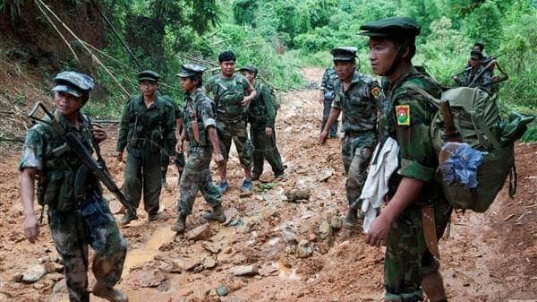 (KIA တပ်မှ ရဲဘော်များ ရှေ့တန်းတစ်နေရာ၌ တွေလရစဉ်)